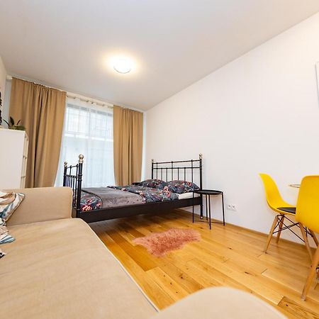 Lovely Studio Apartment, Free Parking 1,55 Hight براغ المظهر الخارجي الصورة
